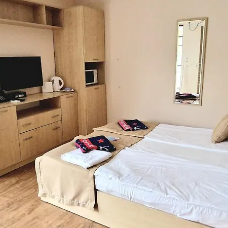 Studio With Balcony, 10m Away From See, In 4 Star Resort, Appartement Sveti Vlas