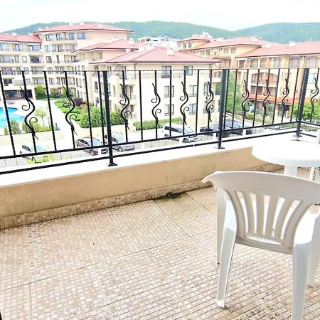 Studio With Balcony, 10m Away From See, In 4 Star Resort, Appartement Sveti Vlas